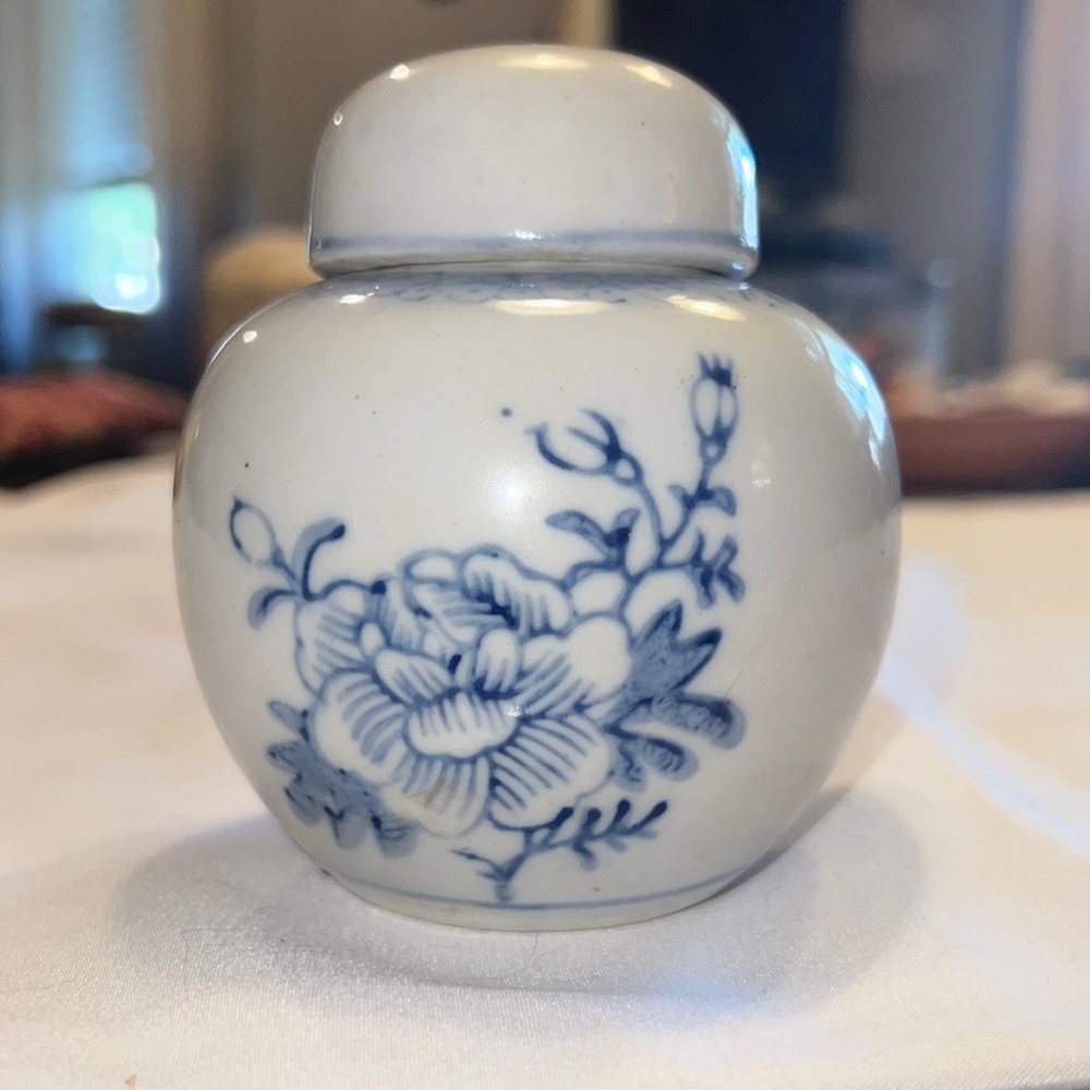 Chinese Cobalt Blue & White Floral Pattern Ceramic Porcelain Ginger Jar.